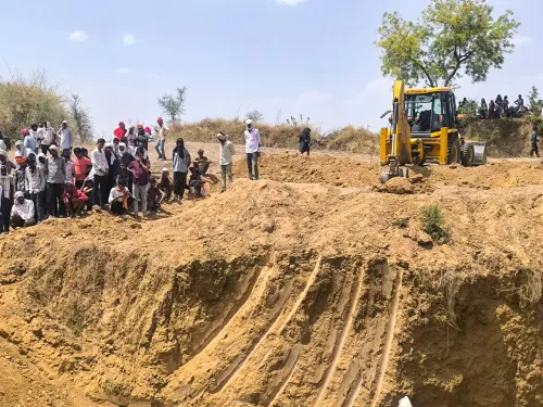 पन्ना के नयापुरवा गाँव में कुआँ धंसा, बचाव अभियान जारी