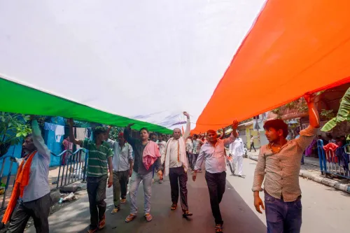 राष्ट्रीय ध्वज लेकर कुम्हारों का विरोध प्रदर्शन