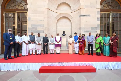 New Delhi: President Murmu Reveals Bust of C. Rajagopalachari at Rashtrapati Bhavan