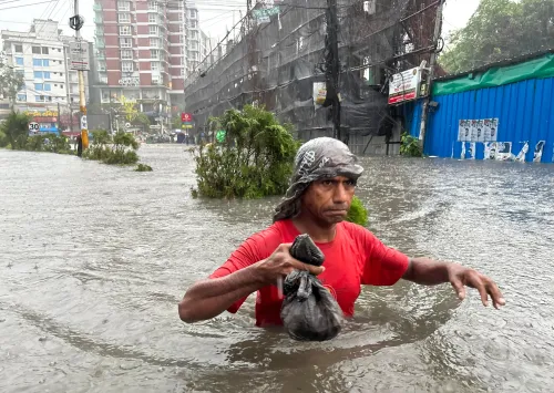 चटगाँव में भारी वर्षा से सड़कें जलभरी