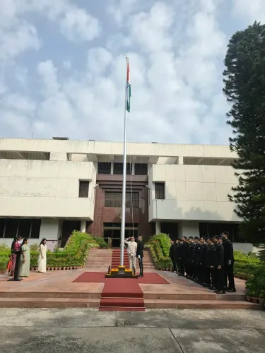भारत के 80वें स्वतंत्रता दिवस पर मैक्रों की बधाई, इस्लामाबाद में भारतीय उच्चायोग ने फहराया तिरंगा