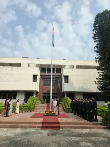 भारत के 80वें स्वतंत्रता दिवस पर मैक्रों की बधाई, इस्लामाबाद में भारतीय उच्चायोग ने फहराया तिरंगा