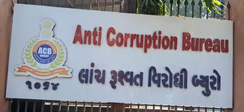 गांधीनगर ACB छापा: विद्युत निरीक्षक अश्विन चौधरी के ठिकानों से ₹2.64 करोड़ की नगदी व आभूषण बरामद