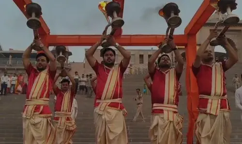 गंगा दशहरा पर काशी विश्वनाथ धाम में भव्य आरती: 51 पुजारियों ने 21 लीटर दूध से किया दुग्धाभिषेक