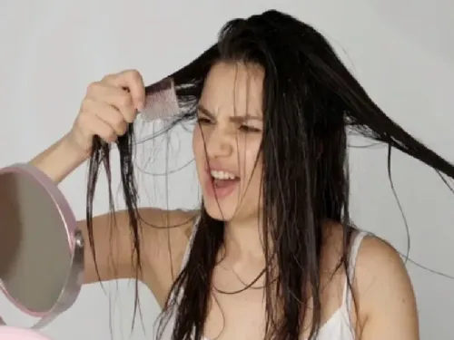 गर्मियों में चिपचिपे बालों से राहत दिलाएंगे ये आयुर्वेदिक तेल