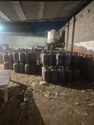 गैस एजेंसी मालिक ने कालाबाजारी के लिए जमा किए थे 459 कमर्शियल गैस सिलेंडर, पुलिस ने मारा छापा 