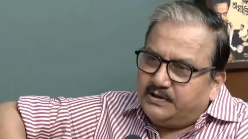 गैस की कीमतों में वृद्धि पर मनोज झा का कटाक्ष, डमी सिलेंडर लिए नेताओं का क्या हुआ?