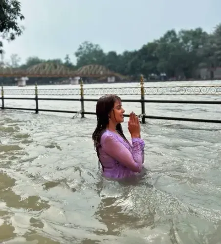 Genelia D'Souza takes Ganga dip on Vat Purnima, misses husband Riteish