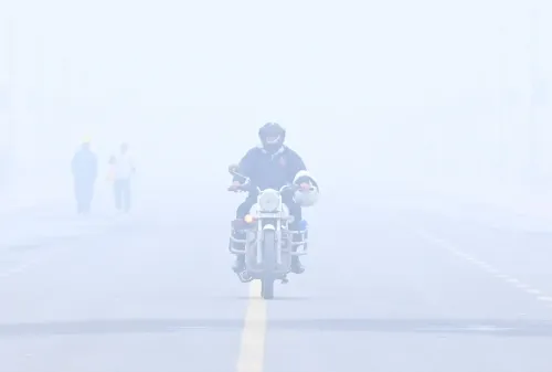 क्या दिल्ली-एनसीआर में घने कोहरे और प्रदूषण की स्थिति बेहद गंभीर है?