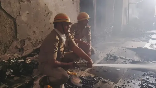 गाजियाबाद: पार्श्वनाथ मजेस्टिक के फ्लैट में भीषण आग, दमकल की तत्परता से बड़ा हादसा टला
