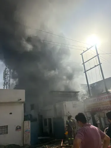 गाजियाबाद के बीएस रोड औद्योगिक क्षेत्र में भीषण आग, 12 दमकल गाड़ियों ने एक घंटे में बुझाई