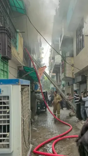 गाजियाबाद: मकान में लगी भीषण आग, फायर ब्रिगेड की तत्परता से बड़ी घटना टली