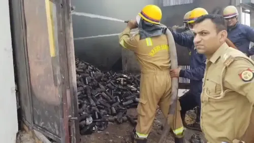 गाजियाबाद केमिकल फैक्ट्री में भीषण आग: 10 दमकल गाड़ियों से एक घंटे में पाया काबू, कोई हताहत नहीं