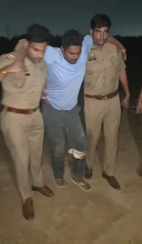 गाजियाबाद लोनी मुठभेड़: चेन स्नैचिंग आरोपी मोहम्मद आसिफ पैर में गोली लगने से घायल, साथी दानिश फरार