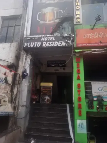 गाजियाबाद : प्लूटो होटल में लगी आग, फायर ब्रिगेड की 5 गाड़ियों ने पाया काबू