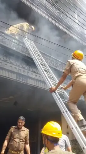 गाजियाबाद के इंदिरापुरम में भीषण आग, 9 लोग सुरक्षित बचाए; 3 सिलेंडर फटे, कोई जनहानि नहीं