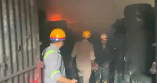 गाजियाबाद: साहिबाबाद की टायर रबर फैक्ट्री में भीषण आग, 4 दमकल गाड़ियों ने एक घंटे में पाया काबू