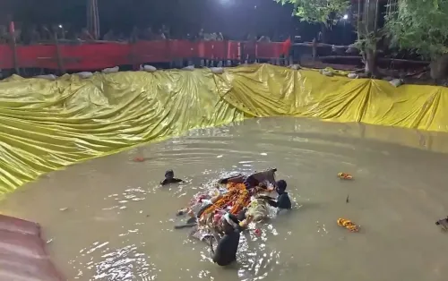 गाजीपुर में 500 दुर्गा प्रतिमाओं का कृत्रिम तालाब में विसर्जन, NGT गाइडलाइन से गंगा को प्रदूषण से बचाने का प्रयास
