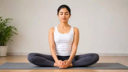 घुटनों, कूल्हों और रीढ़ को मजबूत बनाता है भद्रासन, बरतें ये सावधानियां