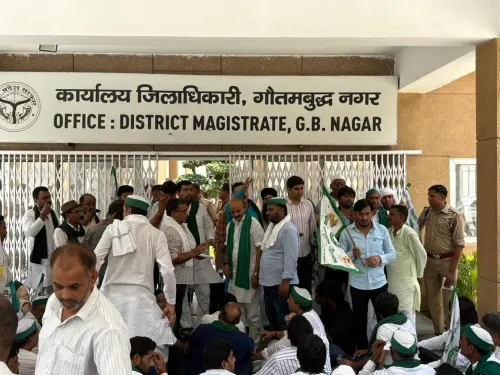 जिम्स कर्मचारी गिरफ्तारी: भाकियू का सूरजपुर में धरना, डायरेक्टर ब्रिगेडियर राकेश गुप्ता पर जांच की मांग