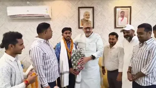Giriraj Singh honours Begusarai handball star Shiva Kumar