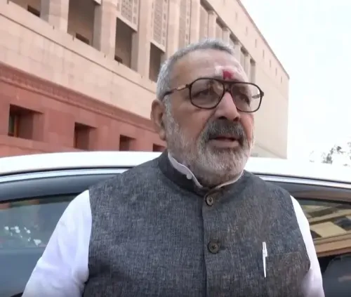 गिरिराज सिंह ने ओवैसी पर कसा तंज, कहा-'सदन में अलग और बाहर अलग बयान देते हैं'