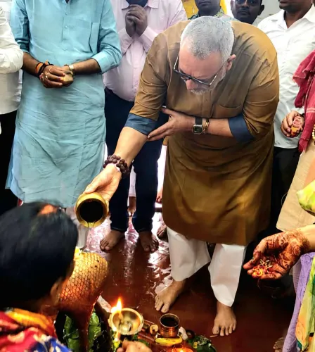 Giriraj Singh offers prayers at Begusarai's Mahakal Mandir on Sawan Somwar