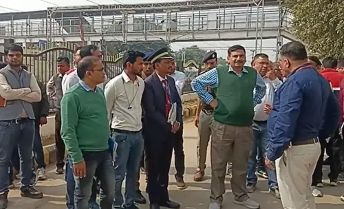 क्या प्रयागराज रेल मंडल के जीएम ने कार्यों का निरीक्षण किया और किसानों ने ज्ञापन सौंपा?