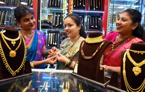 दिवाली से पहले सोना ₹1,41,753 पर, चांदी ₹3,730 टूटी; फेड रेट हाइक की आशंका से MCX पर दबाव