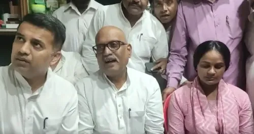 गोरखपुर जलभराव: कांग्रेस अध्यक्ष अजय राय ने बेतियाहाता में पीड़ित महिला से मिल सरकार को घेरा