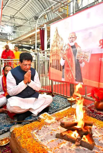 Goyal Offers Prayers at Delhi Temple for PM Modi's Record Tenure