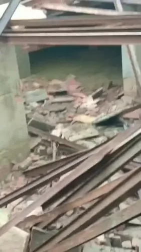 ग्रेटर नोएडा: दादरी के पल्ला गांव में नहर ओवरफ्लो से निर्माणाधीन मकान ढहा, परिवार सुरक्षित