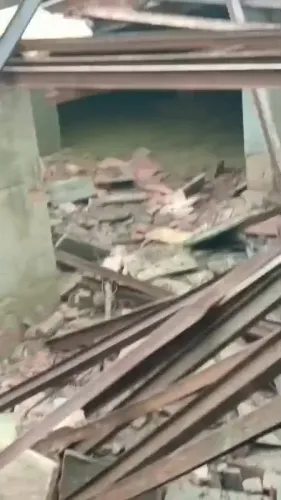 ग्रेटर नोएडा : दादरी के पल्ला गांव में निर्माणाधीन मकान भरभराकर गिरा, टला बड़ा हादसा 