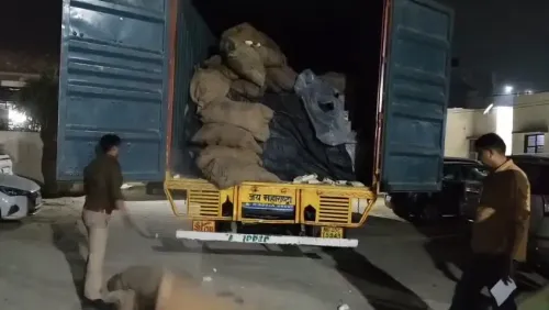 ग्रेटर नोएडा में पुलिस और आबकारी विभाग ने पकड़ी 50 लाख की अवैध शराब से भरी ट्रक