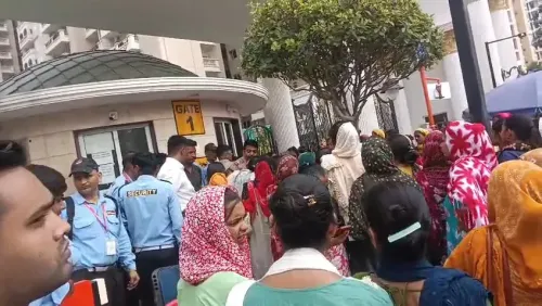ग्रेटर नोएडा: घरेलू सहायिका से मारपीट के बाद सैकड़ों महिलाओं ने पूर्वांचल रॉयल सिटी के बाहर जाम लगाया