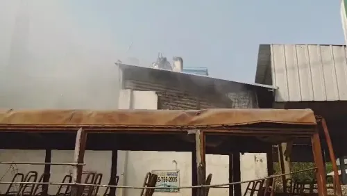 क्या ग्रेटर नोएडा में निजी कंपनी के बेसमेंट में लगी आग से बड़ा हादसा टल गया?