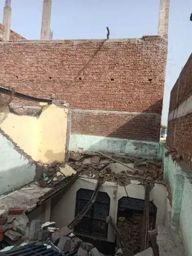 ग्रेटर नोएडा में आंधी-तूफान का कहर: रबूपुरा में निर्माणाधीन दीवार गिरी, परिवार बाल-बाल बचा