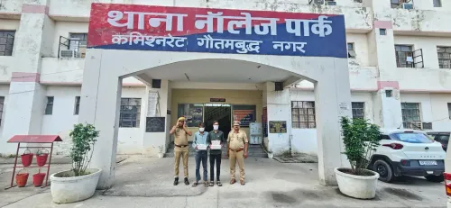 ग्रेटर नोएडा में मोबाइल स्नैचिंग गिरोह गिरफ्तार: 25 फोन, 2 तमंचे और फर्जी नंबर प्लेट बरामद