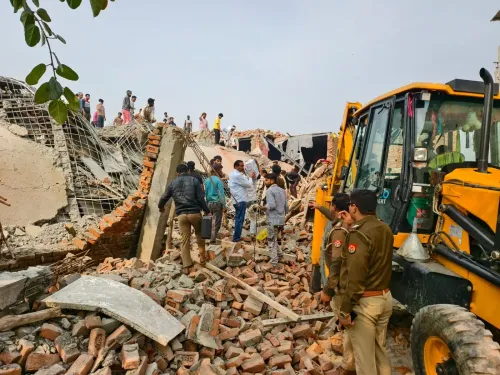 क्या ग्रेटर नोएडा में निर्माणाधीन मकान का लेंटर गिरने से कई मजदूर दब गए?