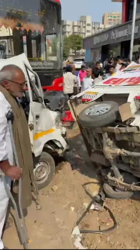 क्या अहमदाबाद परिवहन सेवा की बस ने स्कूल वैन समेत तीन वाहनों को टक्कर मारी?