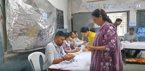 गुजरात स्थानीय निकाय चुनाव 2025: 9,263 सीटों पर मतदान जारी, विधानसभा उपाध्यक्ष पूर्णेश मोदी ने डाला वोट