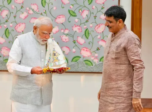 गुजरात विधानसभा अध्यक्ष शंकर चौधरी ने PM मोदी से मुलाकात की, थराद की हस्तनिर्मित शॉल भेंट
