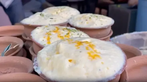 क्या गुलाबी ठंड की शुरुआत होते ही वाराणसी में लोग मलइयो खाने पहुंच रहे हैं?