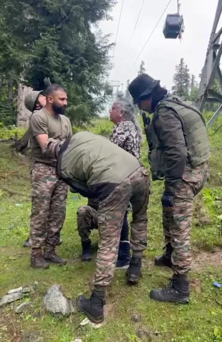 गुलमर्ग गोंडोला हादसा: भारतीय सेना ने 184 पर्यटकों को सुरक्षित बचाया, 65 केबल कारें प्रभावित