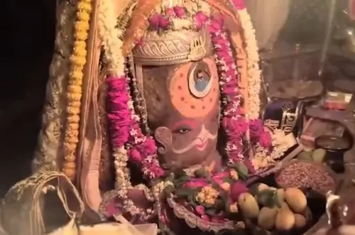 गुप्त नवरात्र के पहले दिन बाबा महाकाल चंद्रमा-बिंदी श्रृंगार से सजे, उज्जैन में हजारों श्रद्धालुओं की उमड़ी भीड़