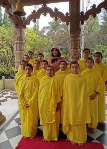 क्या गुप्त नवरात्रि पर अदा शर्मा ने मृत्युंजय मंदिर का दौरा किया?