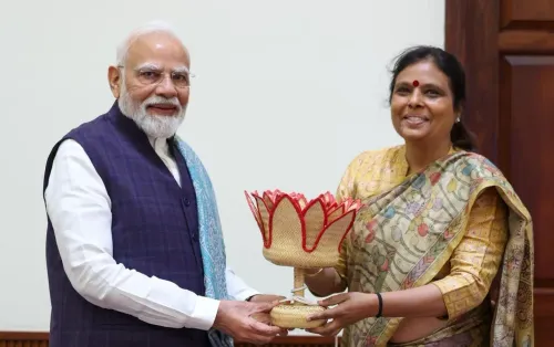 गुरु पूर्णिमा पर अर्चना गुप्ता की PM मोदी से भेंट, पुराल से बना कमल का फूल भेंट किया
