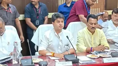 क्या ग्वालियर की सड़कों का सुधार होगा? सिंधिया का सख्त रुख मैराथन बैठक में!