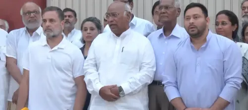 ज्ञानेश कुमार के इस्तीफे की मांग: इंडिया गठबंधन एकजुट, चुनाव आयोग पर तीखा हमला