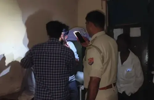 हमीरपुर: अंधेरे में मोबाइल फ्लैश की रोशनी में लगे टांके, सफाईकर्मी ने किया इलाज — UP स्वास्थ्य व्यवस्था पर गहरा सवाल